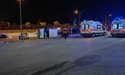 Otomobille çarpışan minibüs yan yattı: 9 yaralı