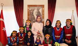 Rengarenk kıyafetleri ile gelen kadınlar valiye kültürlerini anlattı