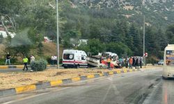 Yağmur nedeniyle kayganlaşan yolda minibüs devrildi: 1’i ağır 9 kişi yaralandı