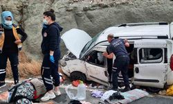Amasya’da yoldan çıkan araç toprak yığınına çarptı: 4 yaralı