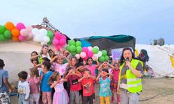 Hayırseverler çadır kentte kalan çocukları sevindirdi