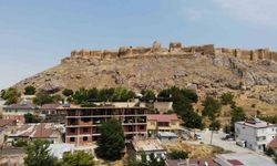 Tarihi Bayburt Kalesi’nin önünde yükselen binaya sert tepki: "Bayburt’ta imar terörü var"