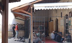 Eski Cami, her Cuma dolup taşıyor