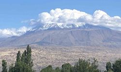 Ağrı Dağı’na mevsimin ilk karı yağdı