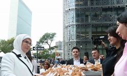 Emine Erdoğan, Türkevi’nin yakınına kurulan simit standını ziyaret etti