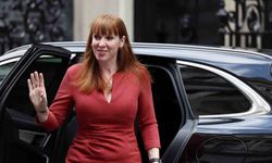 İngiltere’de eksik vergi ödediğini itiraf eden Başbakan Yardımcısı istifa etti