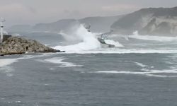 Balıkçı teknesinde dev dalgalarla mücadelesi: Kıyıköy’de yürekleri ağza getiren anlar