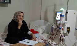 Evinde kendi diyalizini kendisi uyguluyor