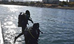 Kurbağa adamlar ve deniz polisi Van Gölü’nde kaçakçılara göz açtırmıyor