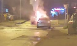Otomobil alev alev yanarak küle döndü