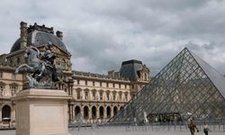 Paris’teki ünlü Louvre Müzesi’nde soygun paniği: Müze ziyaretçilere kapatıldı