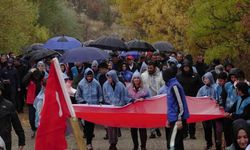 Yağmur altında İstiklal mücadelesi ruhunu yaşattılar