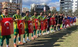 Mersin’de takımlar sahaya Türk bayraklarıyla çıkarak şehitleri andı
