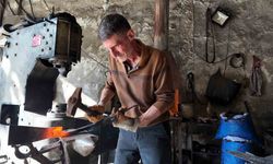 60 yaşındaki usta, 45 yıldır demir dövüyor