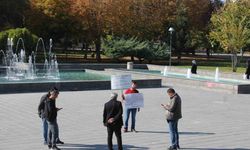 Boşanmak isteyen şahıstan tek kişilik eylem