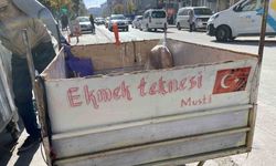 ‘Ekmek Teknesi’ yazılı el arabası ile her gün saatlerce atık malzeme topluyor