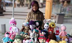 El emeğiyle ördüğü bebekleri satarak ev ekonomisine katkı sunuyor