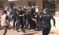 Evi yakmaya çalıştı, eşyaları sokağa fırlattı, çıkışta akraba dayağı yedi