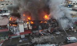 Hırdavat dükkanında çıkan yangını söndürme çalışmaları devam ediyor: Yangın, havadan görüntülendi