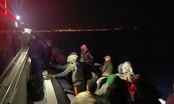 İzmir açıklarında 23 düzensiz göçmen yakalandı, 20 göçmen kurtarıldı