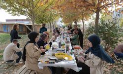 Kadınlar atölyede atıkları dönüştürüyor