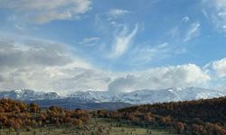 Karla kaplı dağlar sonbaharın renkleriyle buluştu