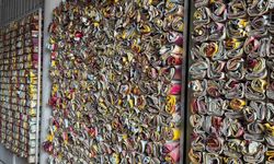 Müşteri ne içtiğini bilsin diye 18 yıldır demleyip sattığı çayların boş paketlerini sergiliyor