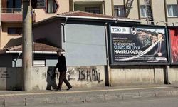 Savunma sanayisi merkezi haline gelen ilçede TOKİ konutları için bilboardlı teşekkür