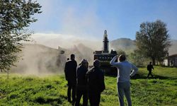 Sındırgı’da 52 yıllık evli çift depremde ağır hasar gören evlerinin yıkılışını gözyaşlarıyla izledi