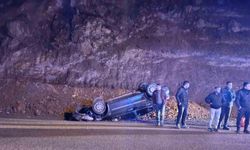 Yola düşen kayalardan kaçan otomobil takla attı: 2 yaralı