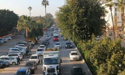 Mersin’de haftanın son mesai gününde birçok yolda yoğunluk yaşandı