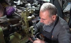5 metrekarelik dükkanında 30 yıldır ayakkabı tamir ediyor