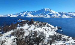 Akdamar Adası beyaz gelinliğini giydi: Doğaseverler adaya çıkarma yaptı