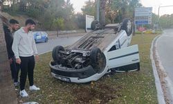 Antalya’da refüje çarpıp ters dönen araçtan ayakta çıktı