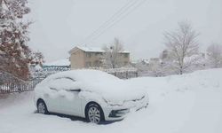 Başkale’de araçlar kara gömüldü: 11 yerleşim yerinin yolu ulaşıma kapandı