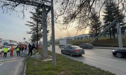 Damperi açık tır PTS direğini devirdi, facia kıl payı atlatıldı