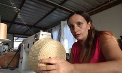 El işiyle ilmik atarak para kazanan 4 çocuklu anne, evlatlarına ve engelli eşine kendi emeğiyle bakıyor