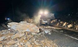 Kapanan yolu açarken ölümden döndüler