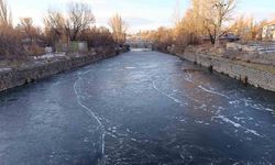 Kars eksi 15’i gördü: Kars Çayı 1 günde dondu