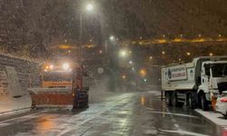 Kayseri'de gece saatlerinde başlayan kar yağışı kenti beyaza bürüdü