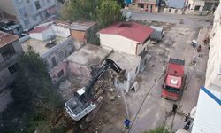 Mersin’de ağır hasarlı bina kontrollü şekilde yıkıldı