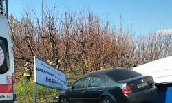 Mersin’de otomobil otobüs durağına çarptı: 2 yaralı