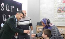 Öğrencilere süt ve simit ikramı