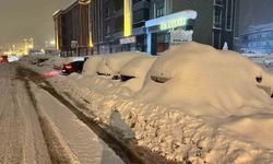 Safranbolu'da araçlar kar altında adeta kayboldu