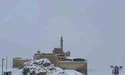 Tarihi İshak Paşa Sarayı beyaza büründü