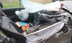 Tıra arkadan çarpan araç kağıt gibi ezildi: 1 ölü, 1 yaralı