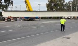 Tonlarca ağırlıktaki beton blok taşıyan tırın tekeri koptu