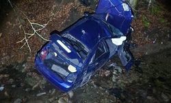 Uçurumdan yuvarlanan otomobilden 3 kişi sağ çıktı