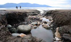 Yılın en kısa gününde deniz suyu çekildi, sağanak yağmur sahili tahrip etti