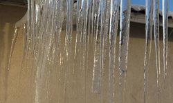 Yüksekova'da dondurucu soğuklar: Buz sarkıtları 3 metreyi aştı